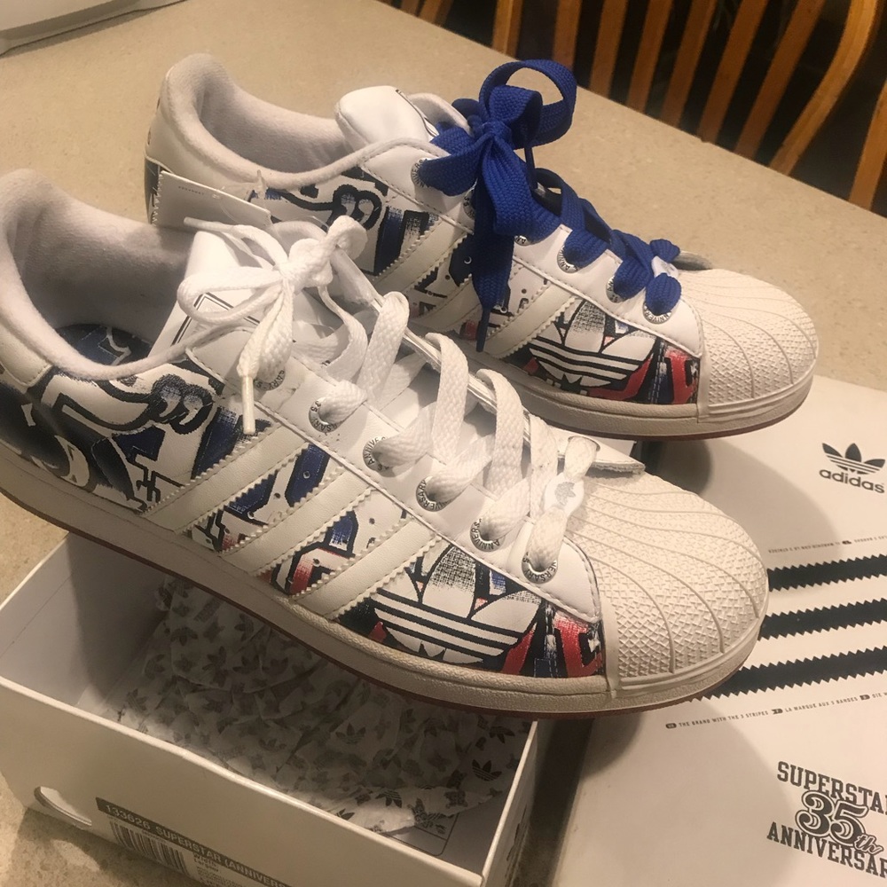 Athletic shoes
